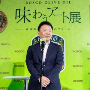 オリーブオイルで食卓をアートに！ 若槻千夏が名作「てるこの喜び」を披露した『BOSCO OLIVE OIL 味わうアート展』オープニングイベント開催