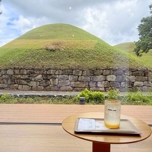 韓国・慶州 世界遺産の歴史都市にある「古墳が見える」絶景カフェへ行ってみた