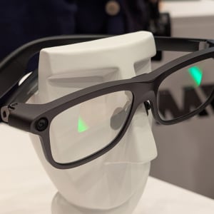 ディスプレイとカメラ搭載で双方向同時通訳に対応するAIスマートグラス「INMO GO3」が発売