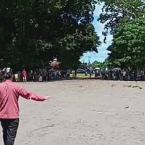 目隠しでガジュマルの木の間を通過できるか？ジョグジャカルタで人気の運試し「マサンギン」