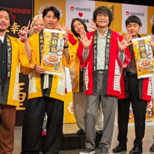 「よしもとカレー」が柿の種に！ニューヨーク嶋佐「これ全部食べてもいいですか？」