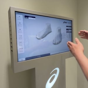 約15秒で足形を3D計測！ アシックスの旗艦店「ASICS FLAGSHIP SHINJUKU」に行ってみた