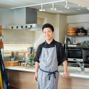 【料理家のキッチン】今井亮さんの築55年・80平米の中古リノベマンション。効率を極めた”動線・収納“術＆絶品中華「トマト卵炒め」レシピも公開