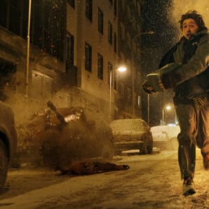 不憫な配達人が主人公に　『ウェポンズ』監督が手掛ける『バイオハザード』日本限定予告編　「君はヤバい物を運んでいる」［ホラー通信］
