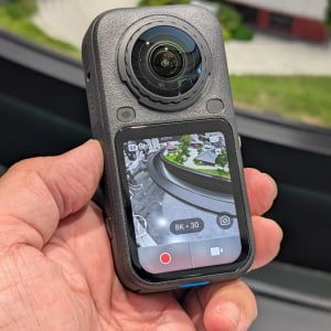 画質を向上してコンパクトになった360°カメラ新モデル「Insta360 X6」を発表　AIディレクターによる自動編集機能も搭載
