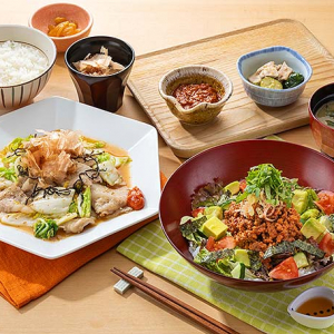 大戸屋 ９月までの期間限定 モデル亜希監修「塩麹豚と白菜漬けの豚しんこ」「夏の和風タコライス～すし酢付き～」愛情めし２品　“誰かを想う味”をいまこそ☆ 調査結果も切実