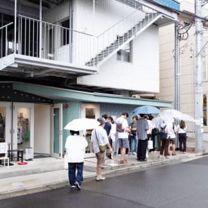 ”目先の利益よりまちの未来”代々続く地主の若き建築家が仕掛ける、個人店など集まる食の拠点 「新横浜食料品センター」。ご近所づきあいの新しい距離感生む賃貸「森庭山荘」も