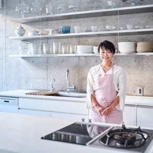 【料理家のキッチン】藤井恵さんの地下37畳スタジオ付き一戸建て。思春期の娘のストレスを救った“動線分離”の設計、器2000点を収める食器庫の全貌＆腸を整える「体にやさしい麹納豆」レシピも公開