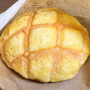 セブンイレブンの店内で焼いたふんわりメロンパンを食べる→ どうして美味しいのか