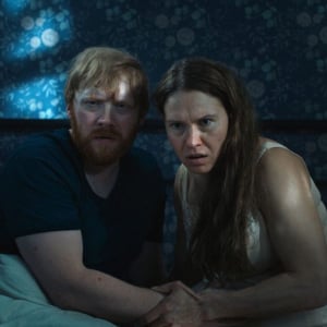奇妙な子育て描くスリラー『ナイトボーン 夜哭』　セイディ・ハーラ、ルパート・グリントが語る“親になること”の恐ろしさ［ホラー通信］