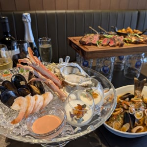 海辺の地中海グリル&バーレストランがみなとみらいに！ライブ感あふれる料理体験も楽しめる「ブラウアターフェル横浜」