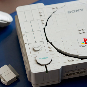 初代プレステをレゴブロックで組み立てた「レゴ PlayStation」発表！1,911ピースでほぼ実寸大の本体を再現