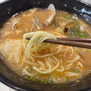 はま寿司が洋風ラーメンでも大ブレイク！「あさりとチーズのトマトラーメン」が最高に旨い