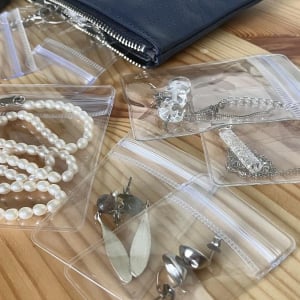 絡まったり、失くしたりが不安だったけど。「透明な袋」のおかげで旅先でもアクセサリーを楽しめたよ