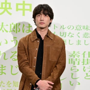 結婚発表後初の公の場！坂口健太郎、感無量の抱擁「額縁に入れて飾る」