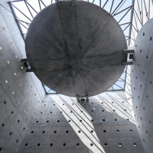 “謎の円盤”に100本の柱。世界的建築家・磯崎新が手掛けた「大分県立図書館」