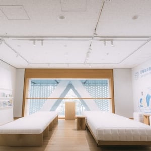 台湾近代美術の企画展に協賛、東京都現代美術館に読書空間「日曜日の読書室」が登場