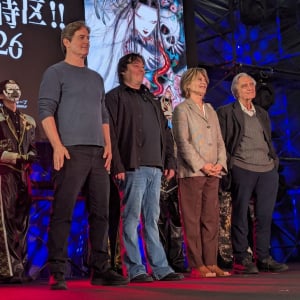 「東京に来るのは初めて」　『グレムリン』ジョー・ダンテ監督、ザック・ギャリガンらと「東京ホラー特区!!2026」オープニングセレモニーに登壇［ホラー通信］