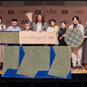 熊本・八代のい草から生まれた作品「izaiza」が、地産地匠アワードグランプリ受賞！