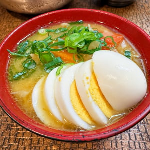 糸井重里さん「ゆでたまごの味噌汁って あってもいいんじゃないかと思って作った」→ 成立するが格段の喜びない→ プロの料理人に作ってもらった結果