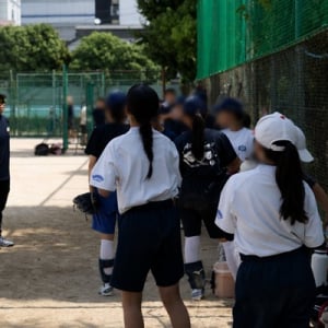 【兵庫県西宮市】実業団選手が指導！介護会社『ロジケア』が今津中学校ソフトボール部の活動を継承