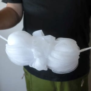 体が硬い私のシャワータイムが快適に！ 無印良品の「のびのびボディーネット」をリピ買いしてます