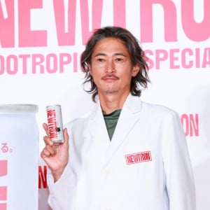窪塚洋介が白衣姿で登壇！フォーカスドリンク「NEWTRON」を飲み“深集中”を体現、墨画のような書道を披露