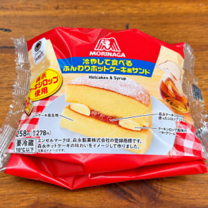 【ファミマ】森永ホットケーキをイメージして作った「冷やして食べる ふんわりホットケーキ風サンド」はメシとしても優秀