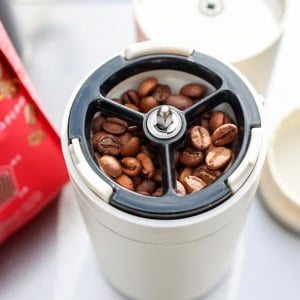 BRUNOの「全部入りコーヒーメーカー」で、アウトドアでも挽きたての1杯をじっくり楽しむ