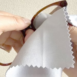付属のメガネ拭きはしっくりこない…。「鯖江のプロ仕様クロス」に変えたら大違いだった