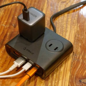 PCも仕事道具もこれ1台で。リビング作業にちょうどいい、ORICOの小さな電源タップ