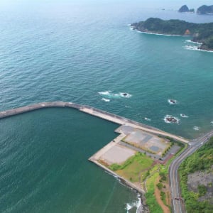 【14年閉ざされた防波堤が開く】釣り人のマナー問題で閉鎖された「松崎新港」が、デジタルと地域の力で“誰もが笑顔になる釣り場”に生まれ変わるまで