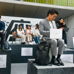 シュールだけど奥が深い!? UCC TOTONOU「渋谷で座っている人展」で、安静時の代謝について考える