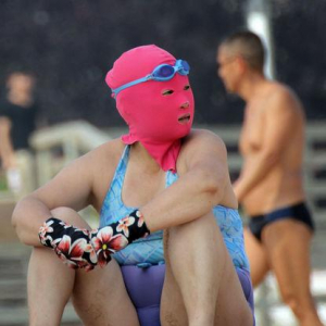 中国の海水浴場に大量のマスクマンが発生！？