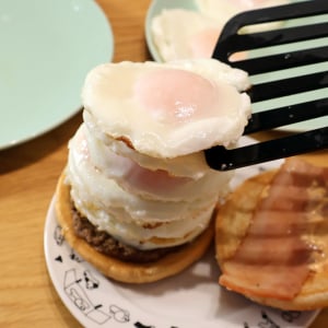 月見バーガーのたまご増しってなんでできないの？ →家で”10枚重ね月見バーガー”を作ってみてわかったこと