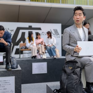 UCCが渋谷で「座っている人展」を開催！　コーヒーで代謝をケアする新習慣をユニークな視点＆視覚で提案