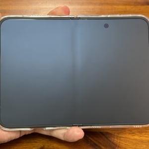 【Appleレビュー】iPhone Duo をずっと開いたまま使い続けることは可能か→ 試してみた結果