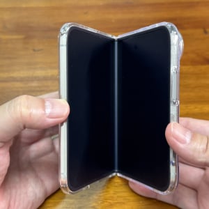 【Appleレビュー】iPhone Duo は他の折りたたみ式スマホより開きにくい→ 開かなくなる