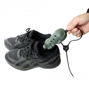 雨に濡れた靴を会社で乾かせる『USBシューズ乾燥機』