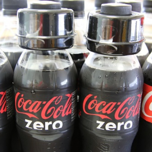 EXILEメンバーの直筆サイン入り!?　激レアなドッグタグを求めて自販機で『コカ・コーラ ゼロ』を大人買い　その結果は？