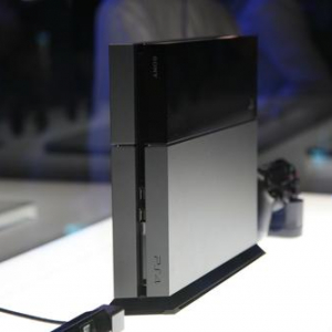 【TGS2013】ゲームショウで『PlayStation 4』が披露！　スタイリッシュな筐体がカッコイイ