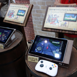 【CEATEC2013】ドコモとスクエニがスマホとタブレットで遊べるクラウド版『ドラクエ X』発表　メタルスライムスマホと一緒にブースでプレイアブル出展