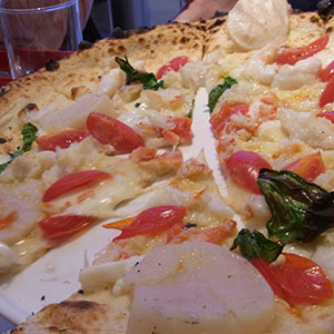 前菜からデザートまでピザづくし！　俺のイタリアン考案の「極上チーズピッツァ」を食べてみた
