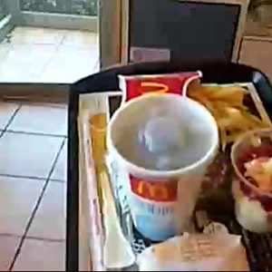 マクドナルドで注文したハンバーガーを5秒でゴミ箱に捨てる動画！　批判の声も