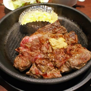 分厚い300gの赤身肉が1050円！　銀座にステーキ専門店『いきなり！ステーキ』がオープン
