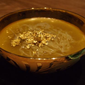 純金製どんぶりで頂く鶏がらスープのお味は？　『宮崎地鶏炭火焼 車』の「金」ラーメンを食べてみた
