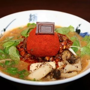 バレンタイン期間限定チョコラーメン！　麺屋武蔵『味噌ガーナ2014』を食べてきた！　今年は辛みそスープの“チョコ担担麺”