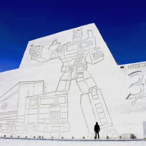 コンボイが描かれた巨大雪像にプロジェクションマッピングも　トランスフォーマー30周年×旭川冬まつり