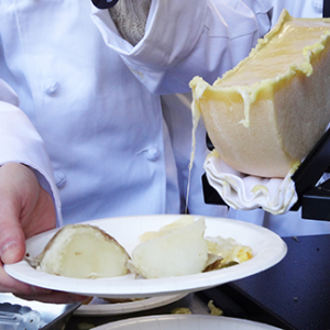 スイスの伝統フードって？　「ハイジ」も喜ぶチーズ料理『ラクレット』もあるよ