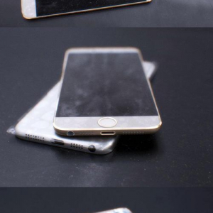 『iPhone 6』のリーク写真？　イヤホンジャックギリギリの薄さに大画面化